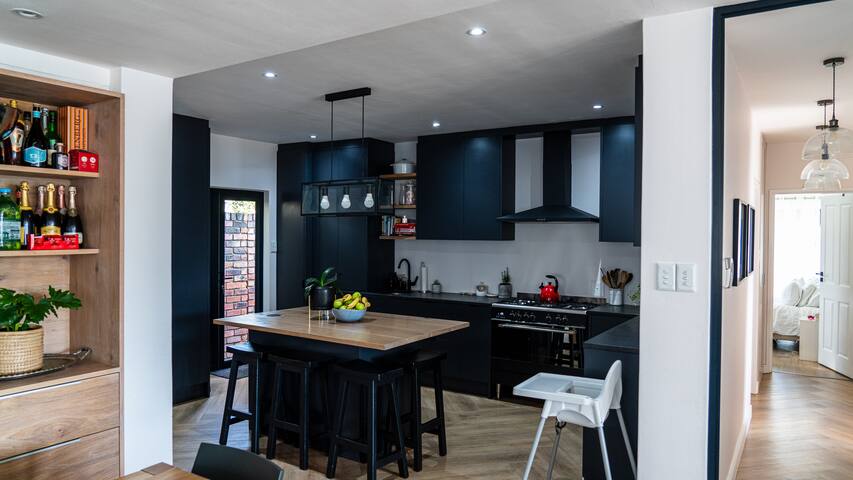 Modern Family Home In Great Area gallery image 4