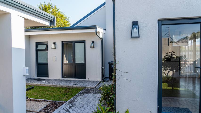 Modern Family Home In Great Area gallery image 2