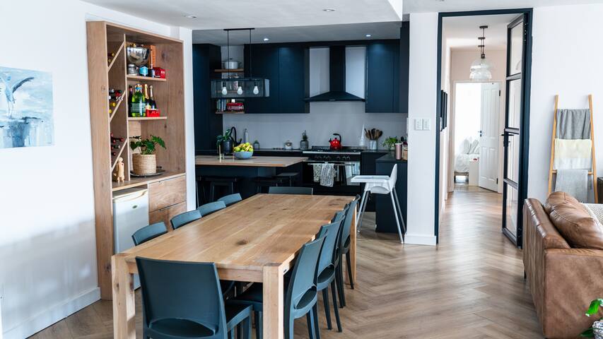 Modern Family Home In Great Area gallery image 5