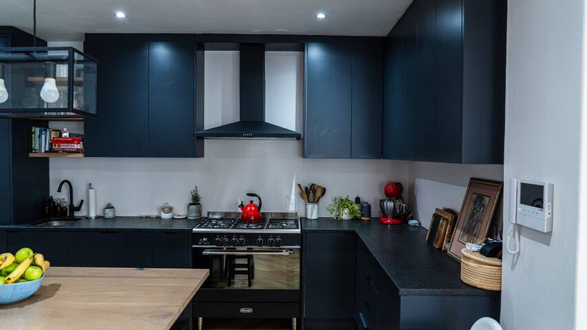 Modern Family Home In Great Area gallery image 3