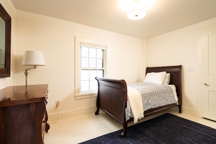 Bedroom with twin bed