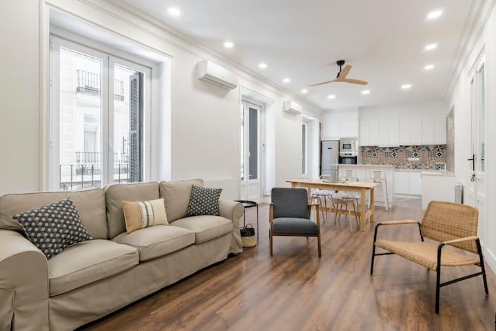 Spacious 4 bedroom flat in the heart of Malasaña