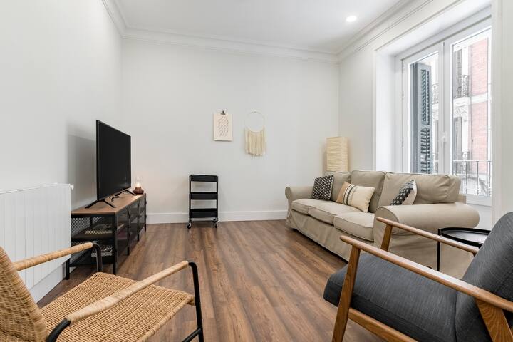 Spacious 4 bedroom flat in the heart of Malasaña gallery image 2