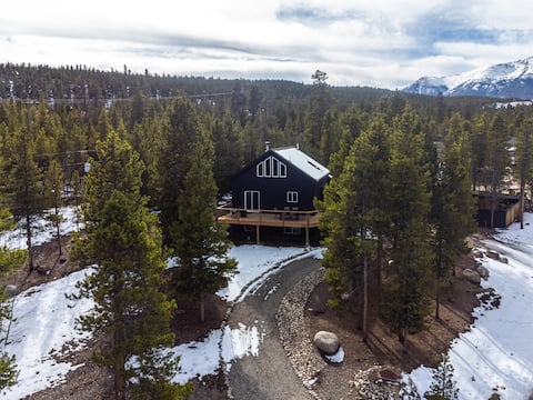 Modern chalet w/ hot tub & mountain views!