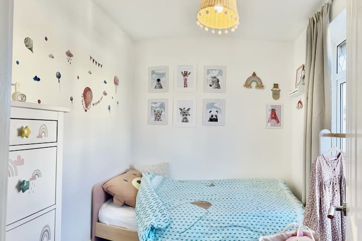 Lit simple pour dormir un enfant. Cette pièce peut accueillir un lit bébé de voyage.