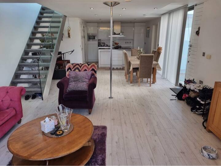 Modern And Bright With Free Parking And Amenities. - Liverpool