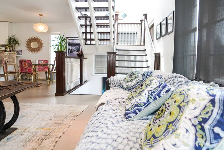 3 Story hideaway right in the Heart of Venice gallery image 2