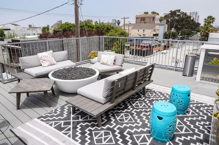 3 Story hideaway right in the Heart of Venice gallery image 5