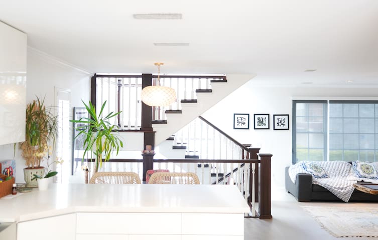 3 Story hideaway right in the Heart of Venice gallery image 3