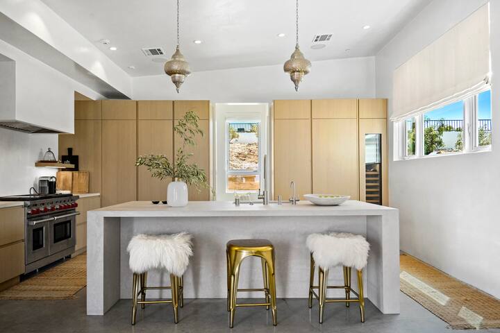 Brand new luxurious, artfully curated estate. gallery image 5