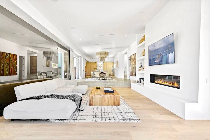 Brand new luxurious, artfully curated estate. gallery image 2