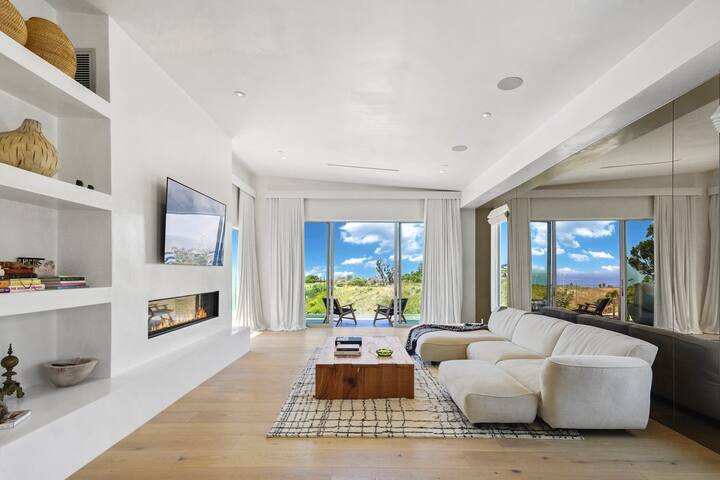 Brand new luxurious, artfully curated estate. gallery image 3