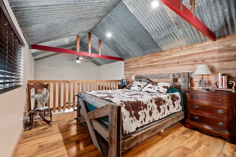 Adorable 1 Bedroom Barnhouse with Fireplace