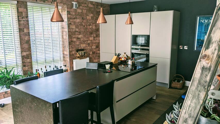 Luxury home 4-bedroom, 10 min walk from the sea gallery image 5