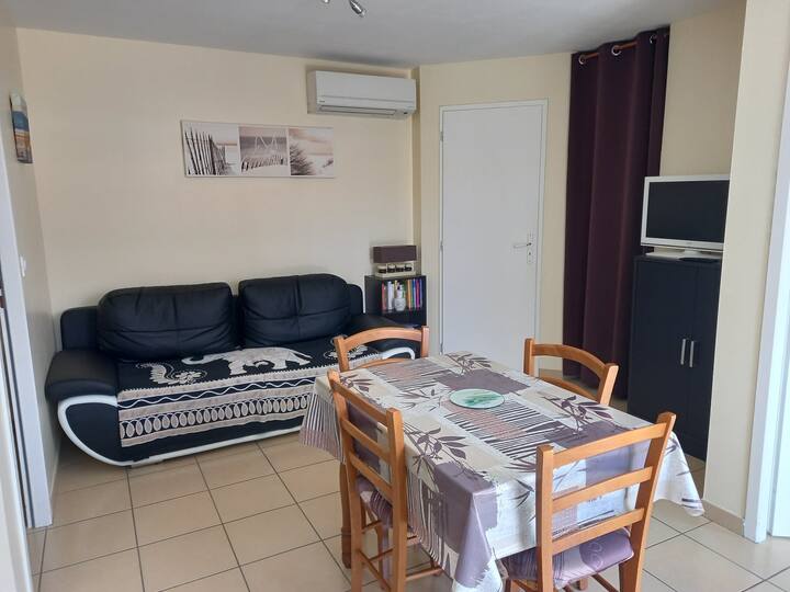 разтегателен диван във всекидневна или без възглавници за спане 90