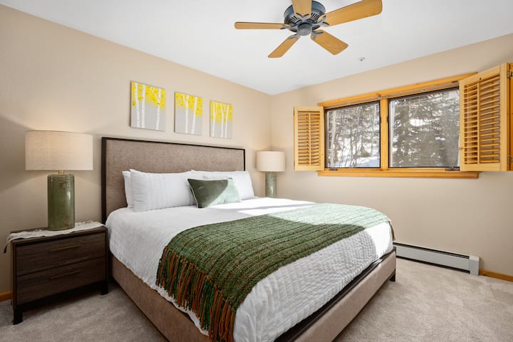 Druhý majster s novými matracmi Sterns a Foster a luxusnou posteľnou bielizňou.