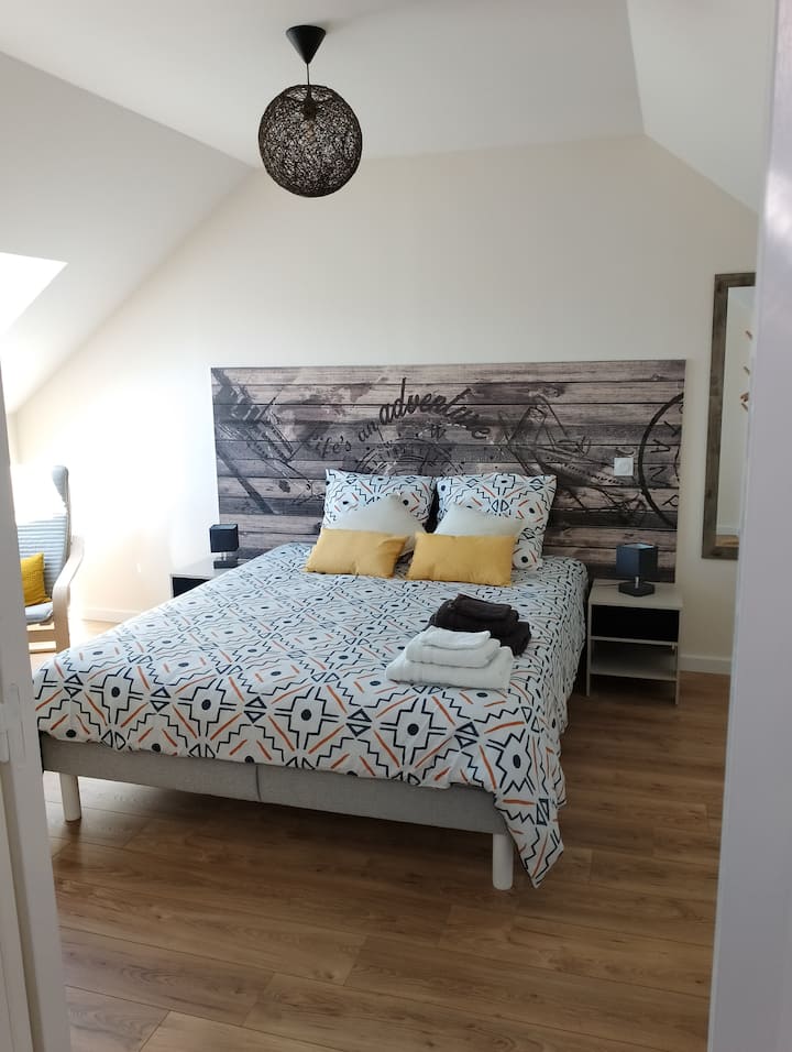 ห้องนอนพร้อมเตียงขนาด 160 x 200 รวมผ้าปูที่นอนและผ้าขนหนูในราคา