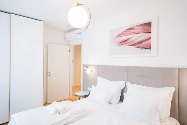 - Duerme profundamente en esta habitación serena y llena de luz con una lujosa cama tamaño queen.
- Las líneas limpias, los tonos relajantes y la iluminación elegante crean un ambiente tranquilo.
- Las comodidades modernas como el aire acondicionado y la iluminación junto a la cama lo hacen tan funcional como hermoso.