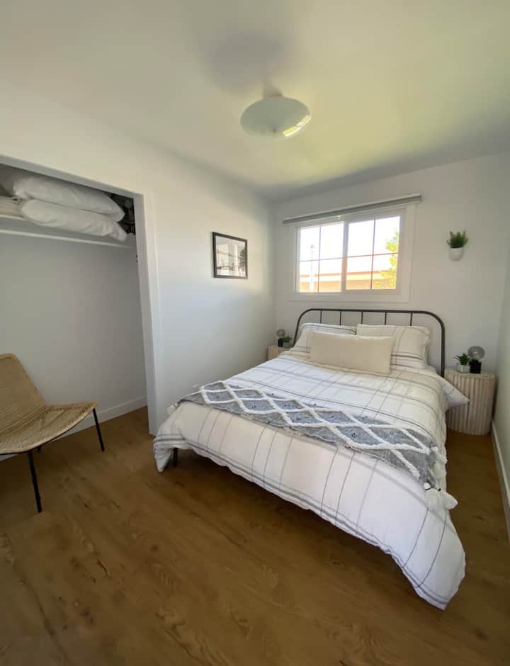 ห้องนอนที่ 2 พร้อมเตียงควีนไซส์มู่ลี่สีดำและประตูโรงนา 