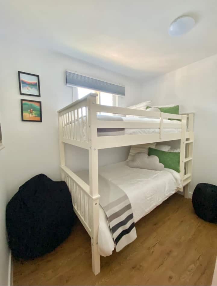 ห้องนอนที่ 3 ขนาดเล็กมีเตียงสองชั้น (สูงสุด 200 ปอนด์) มู่ลี่สีดำและประตูโรงนา 