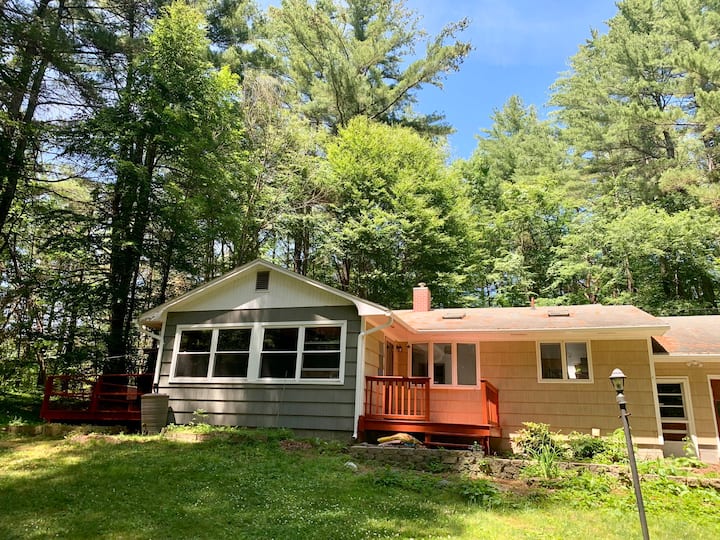 Shaker mid century 15 min to ski areas! Houses for Rent in Canaan