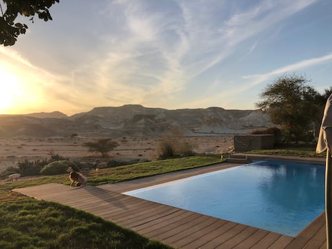 4-Bedroom Villa with Breathtaking Desert View