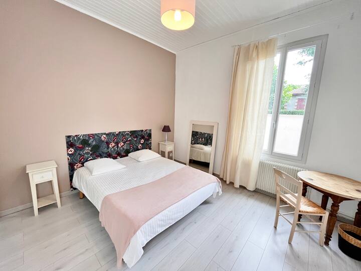 Dormitorio  con ropa de cama de calidad reciente, área de escritorio
