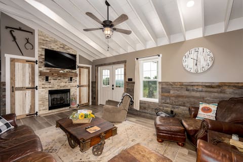 Top performing Airbnb: Sunflower Barn -minutes from Asheville! in Woodfin