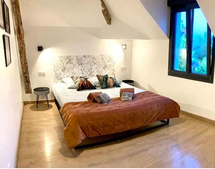 1ª habitación con vestidor  (vista a la iglesia)
Ropa de cama incluida.
Habitación con aire acondicionado