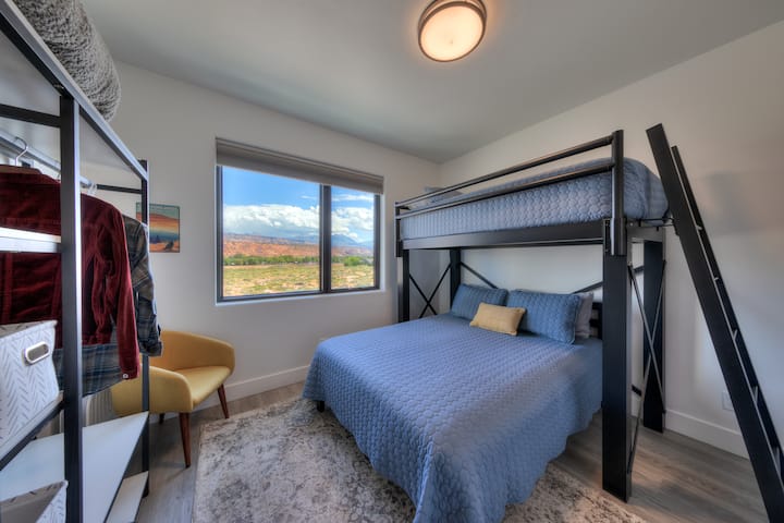 Este es el cuarto dormitorio con una litera Twin-XL en la parte superior.  Como la mayor parte de la casa, tiene vistas fantásticas.