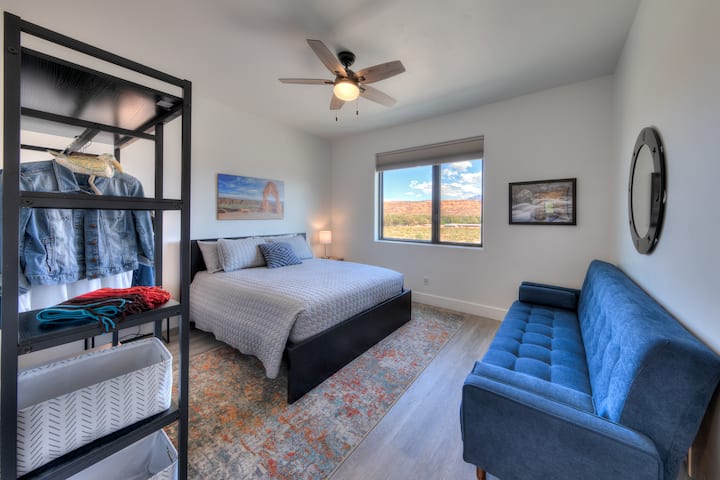Dormitorio queen.  Esta gran habitación tiene una increíble vista sin obstáculos con vistas al este de las montañas de La Sal y un sofá.