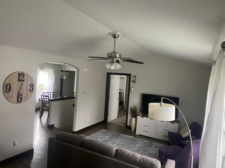 Charming And Spacious 3 Bedroom 3 Bath Retreat! - Cedar Rapids, IA