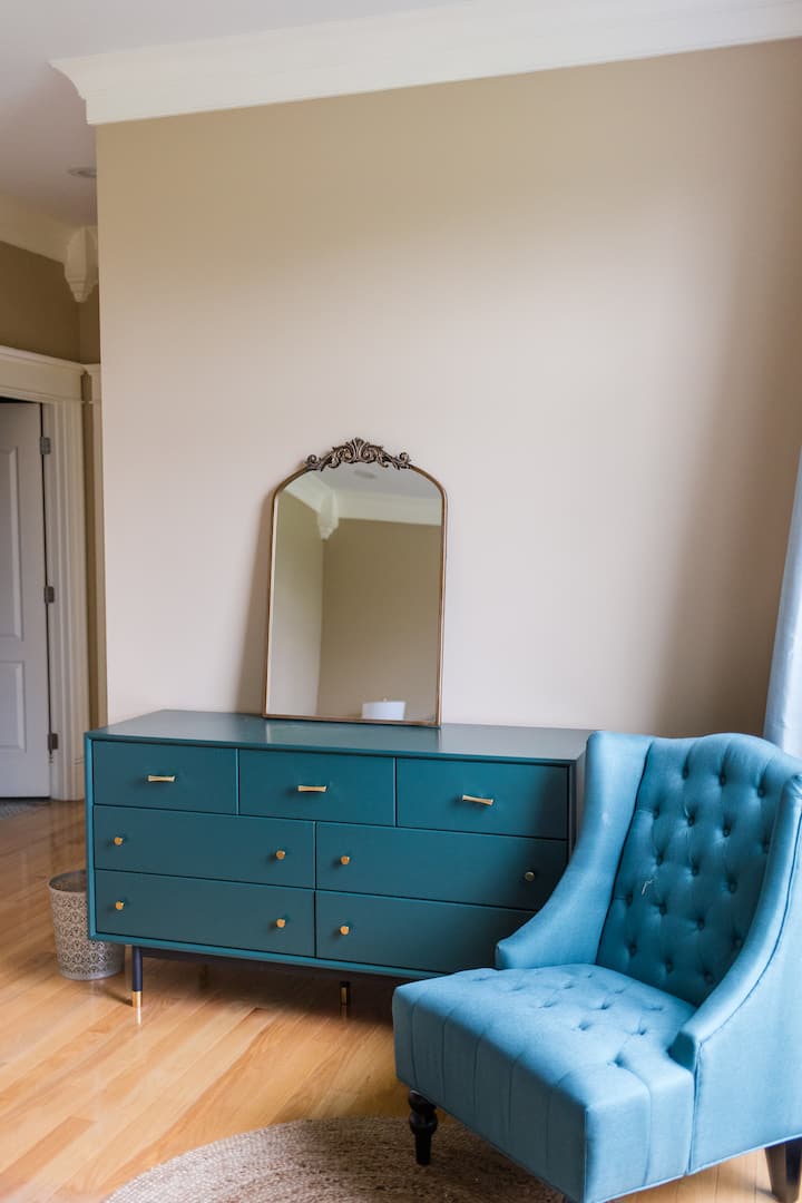 Teal, beige, and pink decor