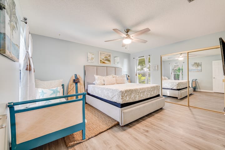 Este segundo dormitorio tamaño king con una cama individual adicional está justo al lado del baño de invitados. El pie de la cama también tiene una cama nido pequeña del tamaño de un niño. ¡Esta habitación es perfecta para extenderse o dormir cómodamente toda tu familia!