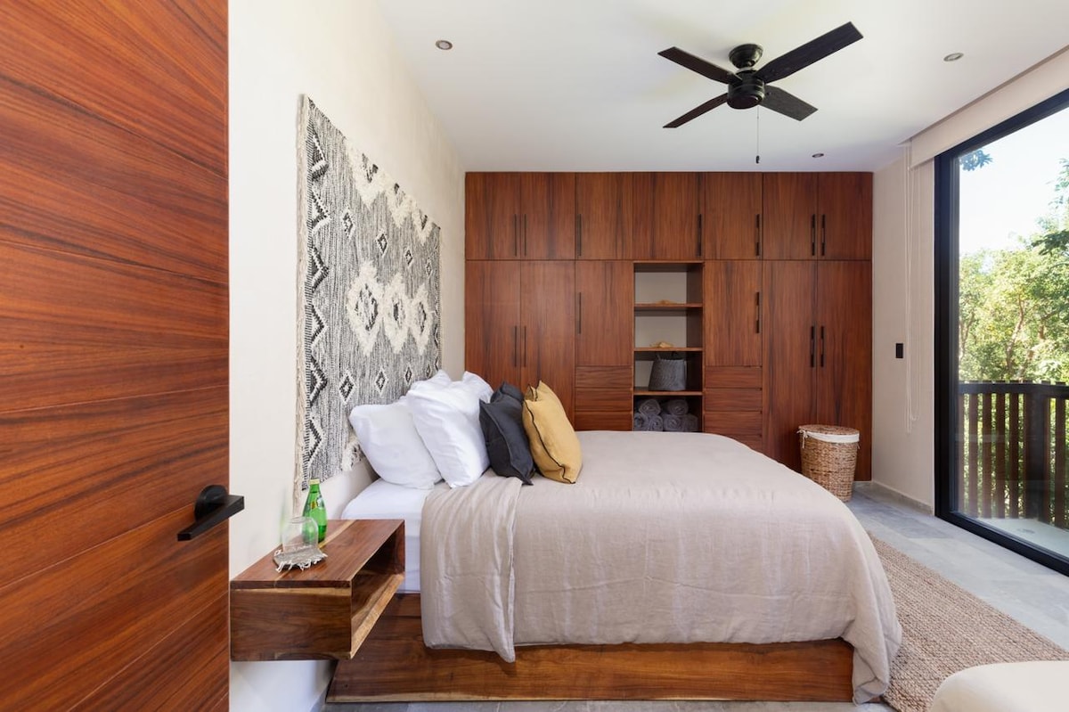 卧室很明亮，带衣柜 