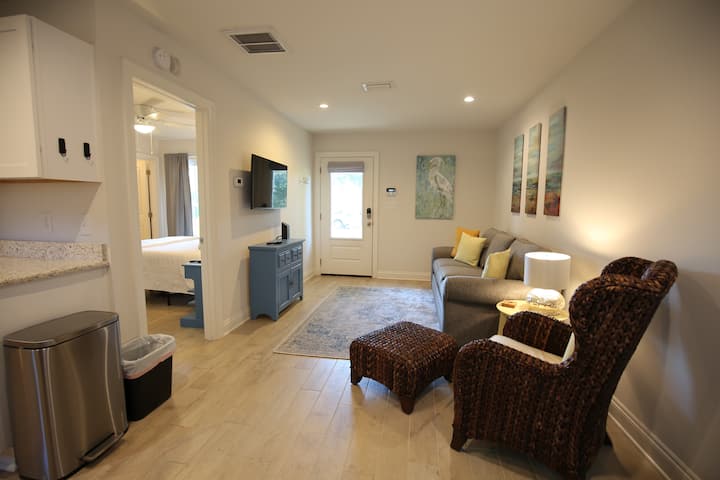 Hibiscus Sunrise Cottage - Walk To Local Dining! - Pensacola