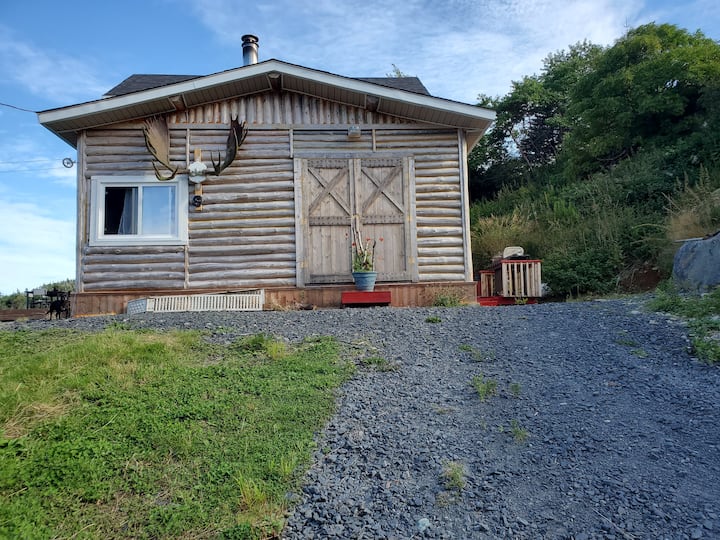 Trappers cabin with modern amenities in Tors Cove, Newfoundland and