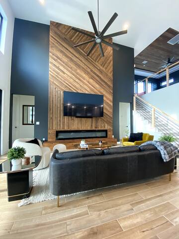 Modern 4 B, 3 bath Home w/ Pool. 5min to F1 gallery image 3