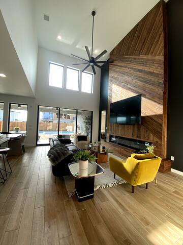 Modern 4 B, 3 bath Home w/ Pool. 5min to F1 gallery image 2