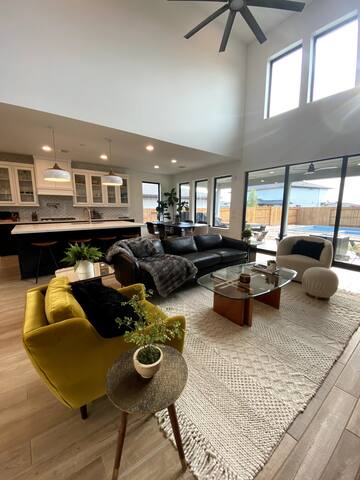 Modern 4 B, 3 bath Home w/ Pool. 5min to F1 gallery image 4