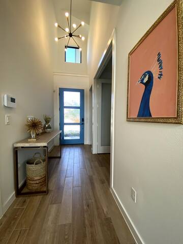 Modern 4 B, 3 bath Home w/ Pool. 5min to F1 gallery image 5