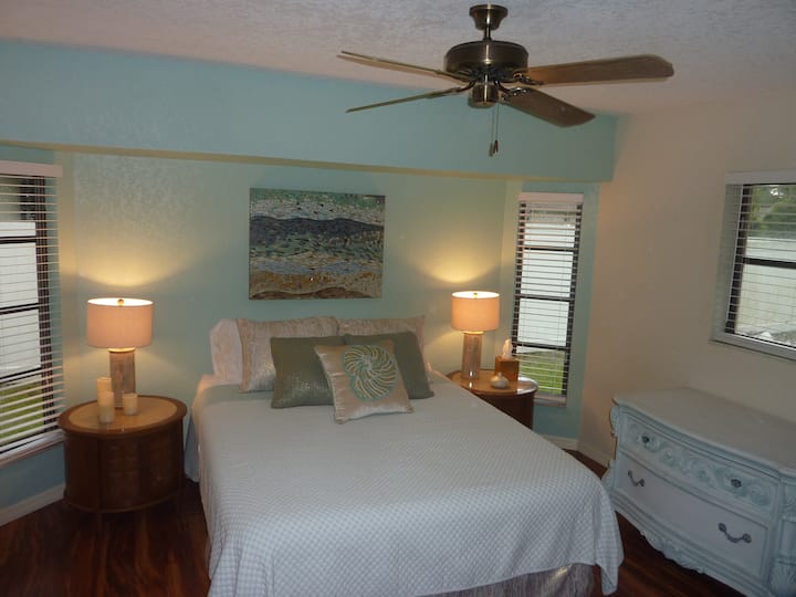 Druhá spálňa má manželskú posteľ a je zariadená svetlými, pokojnými farbami a krásnymi mozaikovými umeleckými dielami, ktoré evokujú krásu mora.  Veľká šatníková skriňa má dostatok priestoru na policiach a v izbe sú dve komody.  