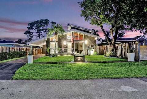 Mid-Century Chic | Pool & Hot Tub | Skyview Loft