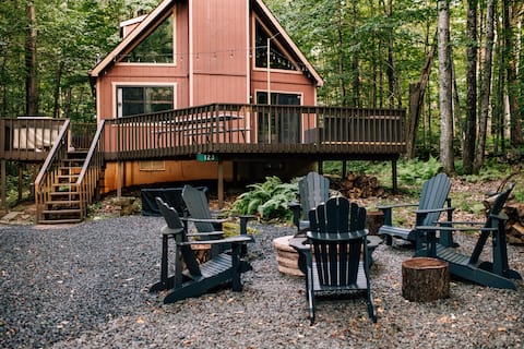 Cozy Pocono Chalet/King Bed/Pets Welcome!