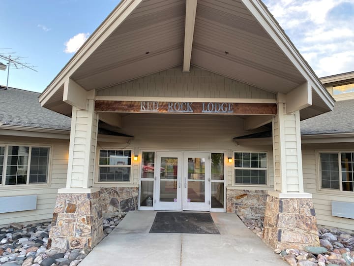 S4 Single Queen in 17 room Red Rock Lodge, Challis Hotels for Rent in