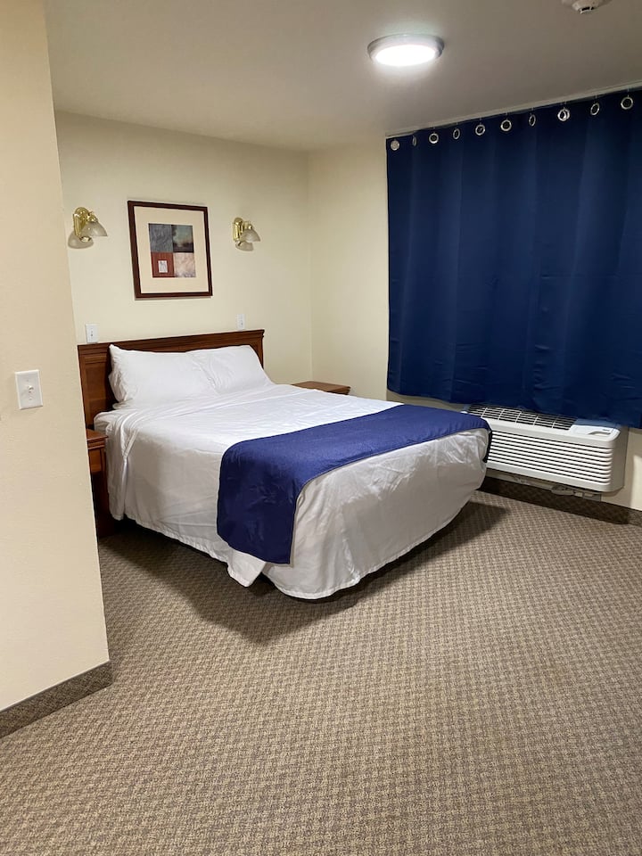 S2 Single Queen in 17 room Red Rock Lodge, Challis Hotels for Rent in
