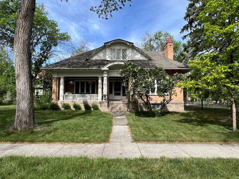 Downtown Historic Charm. Walk to Park and River.