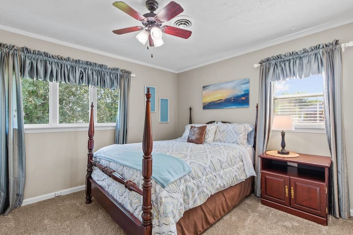 Chumba cha kulala #2 - Kitanda cha ukubwa wa malkia

Godoro la kustarehesha, bandari ya kutoza kifaa kwenye taa ya kusomea, feni ya dari, mito ya ziada na blanketi.