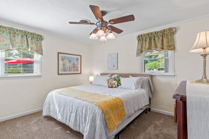 Chumba cha kulala #3 - Kitanda cha ukubwa wa King

Godoro la NECTAR la kustarehesha, taa ya kusomea iliyo na bandari ya kutoza, feni ya dari, blanketi za ziada na mito.

Dimbwi liko nje kidogo ya dirisha - likitangaza maji yanayoanguka wakati wa miezi yenye joto.