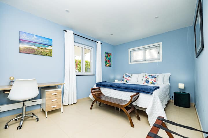 Spálňa 2 s manželskou posteľou King a písacím stolom